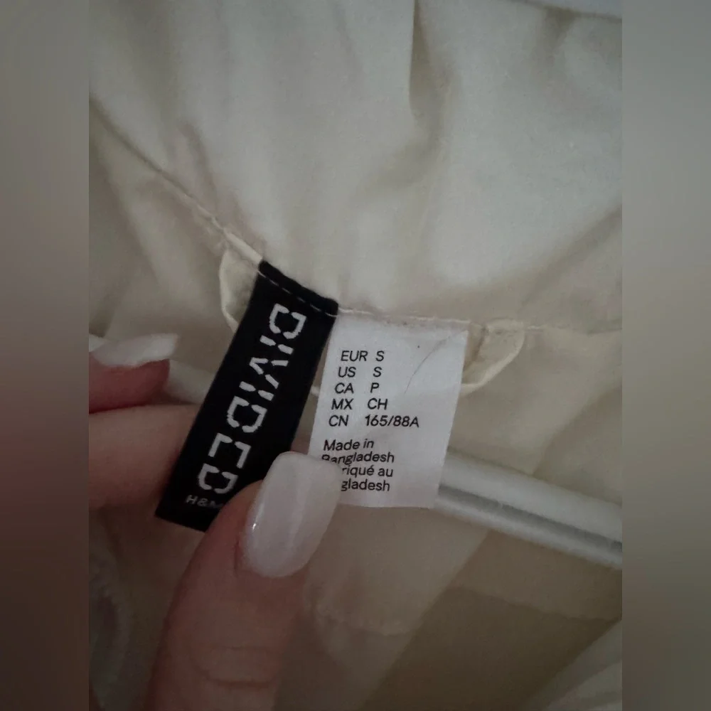 H&M PUFFER VEST LIGHT BEIGE CROPPED SIZE SMALL - Picture 8 of 11